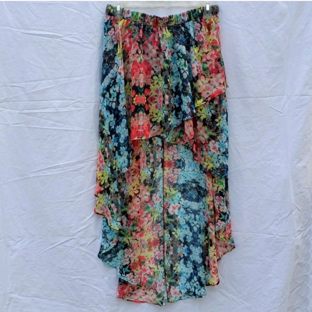 NWOT Beautiful Floral high-low skit!